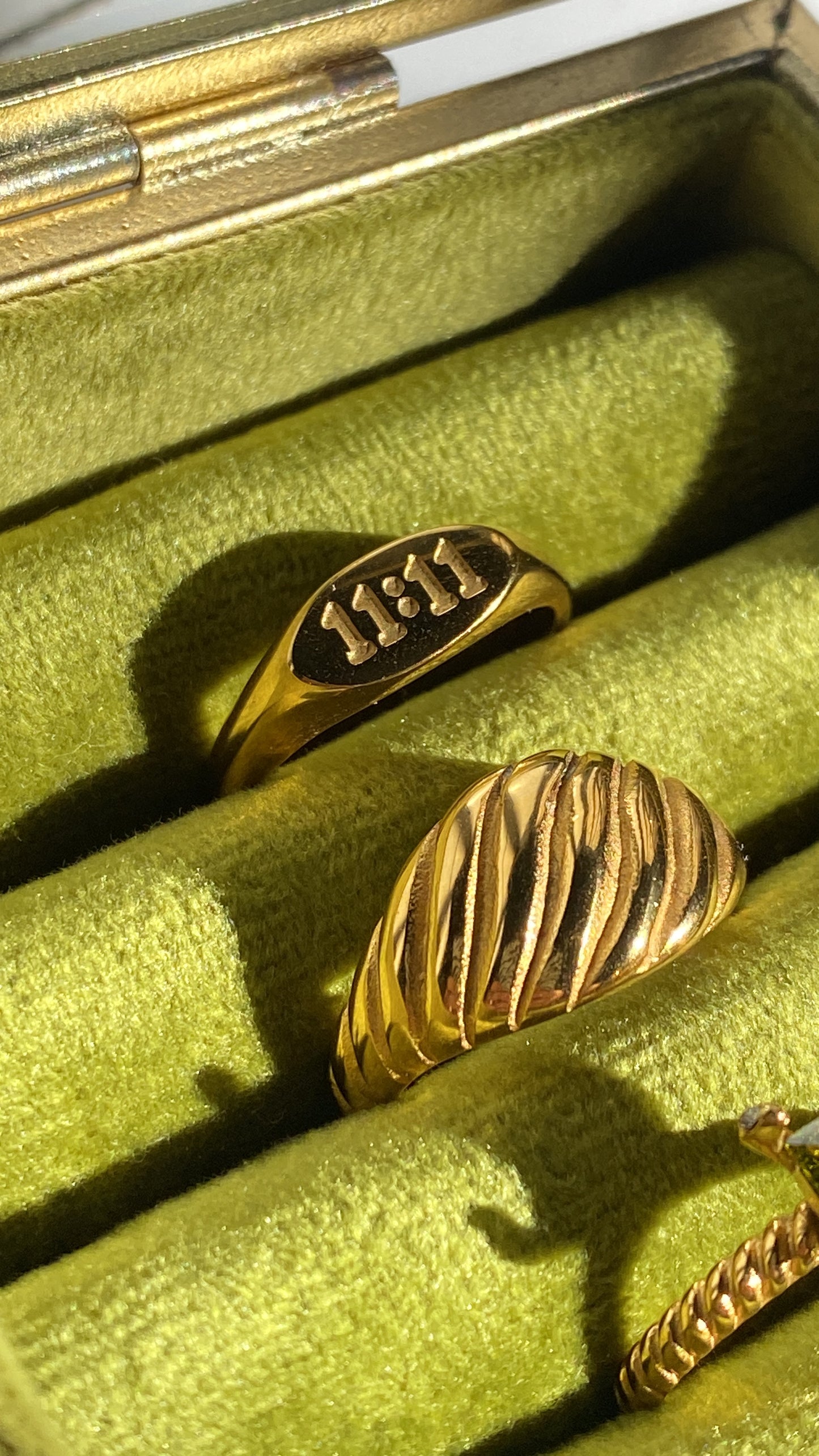 Croissant ring