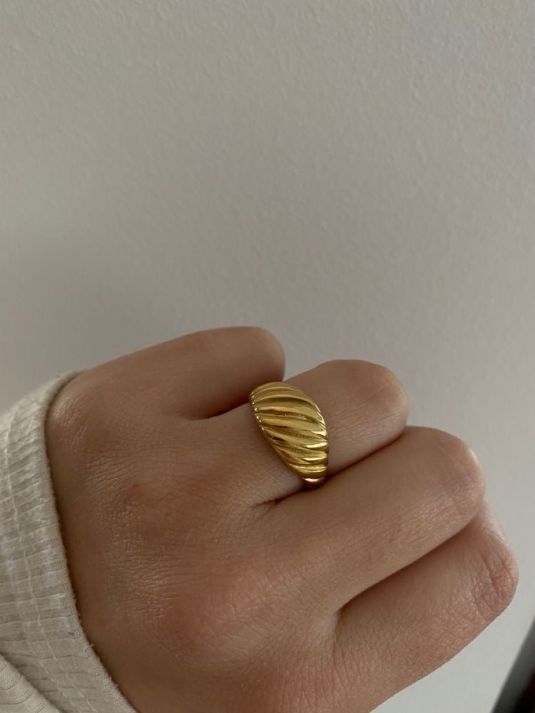 Croissant ring